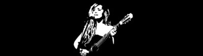 mujer tocando guitarra